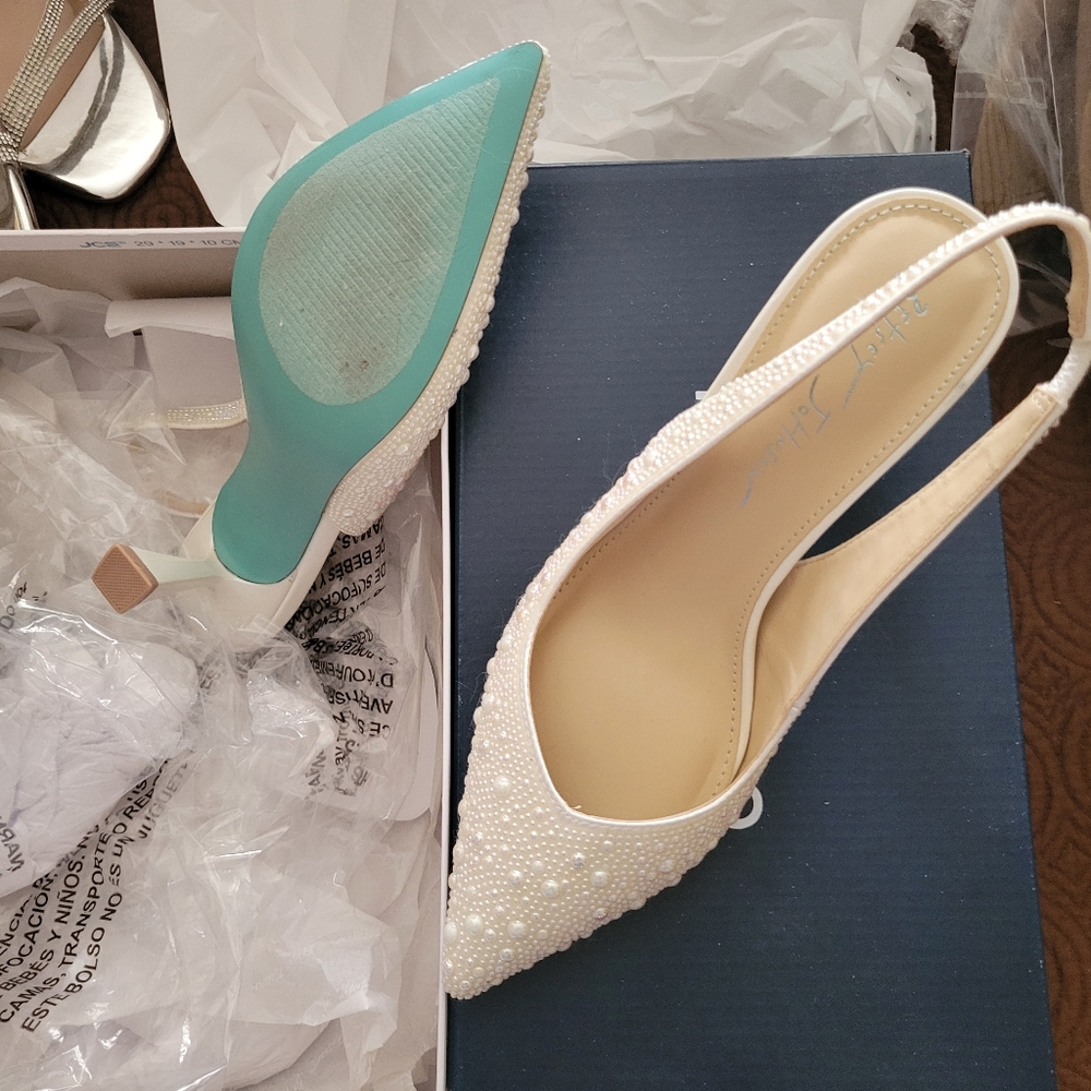 Betsy Johnson Clark pumps/matching purse - Picture 3 of 9